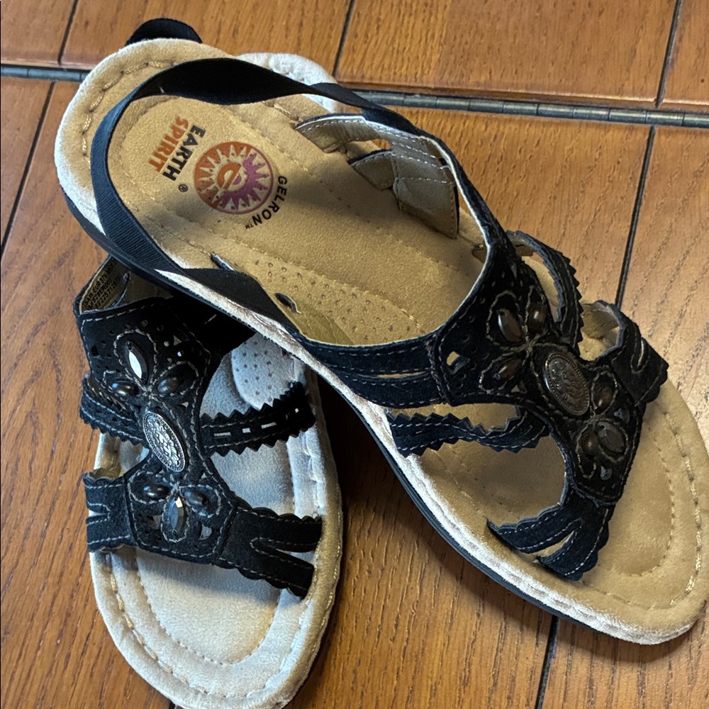 Earth Spirit Black Floral Cutout Comfort Sandals